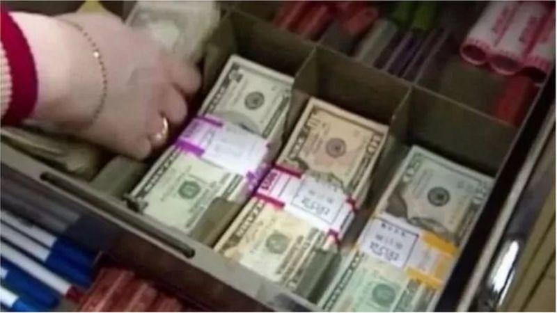 বাংলাদেশে ডলার সংকট সমাধানের আশু সম্ভাবনা দেখছেন না অর্থনীতিবিদরা