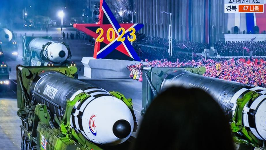 পিয়ংইয়ংয়ে মিসাইল নিয়ে সামরিক কুচকাওয়াজের দৃশ্য।