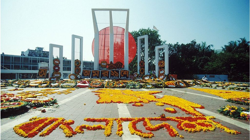 প্রথম নির্মিত শহীদ মিনারের সঙ্গে বর্তমান শহীদ মিনারের নকশায় অনেক পার্থক্য রয়েছে প্রথম নির্মিত শহীদ মিনারের সঙ্গে বর্তমান শহীদ মিনারের নকশায় অনেক পার্থক্য রয়েছে