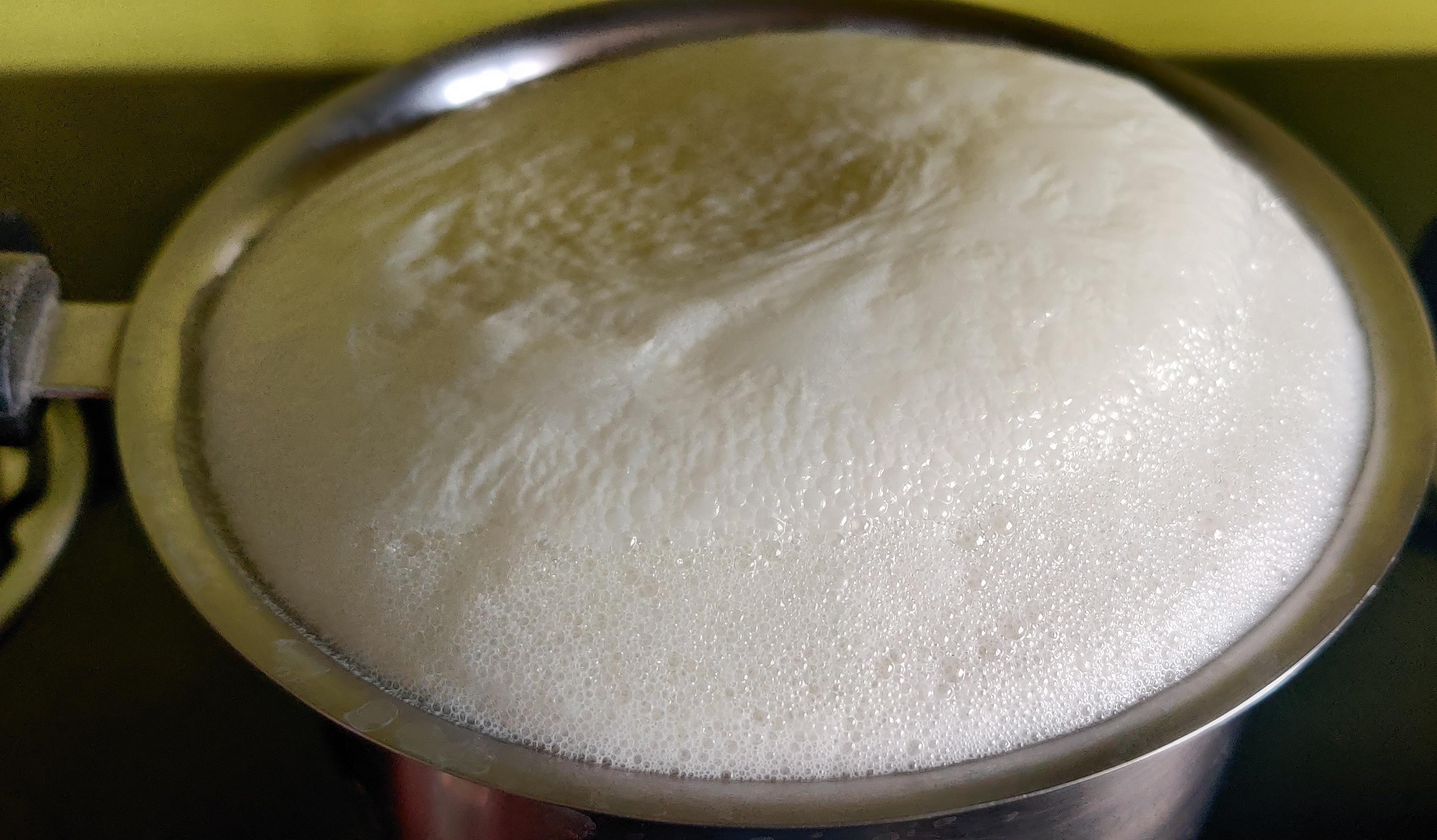 দুধ ফুটিয়ে খাওয়ার পরামর্শ বিজ্ঞানীদের।