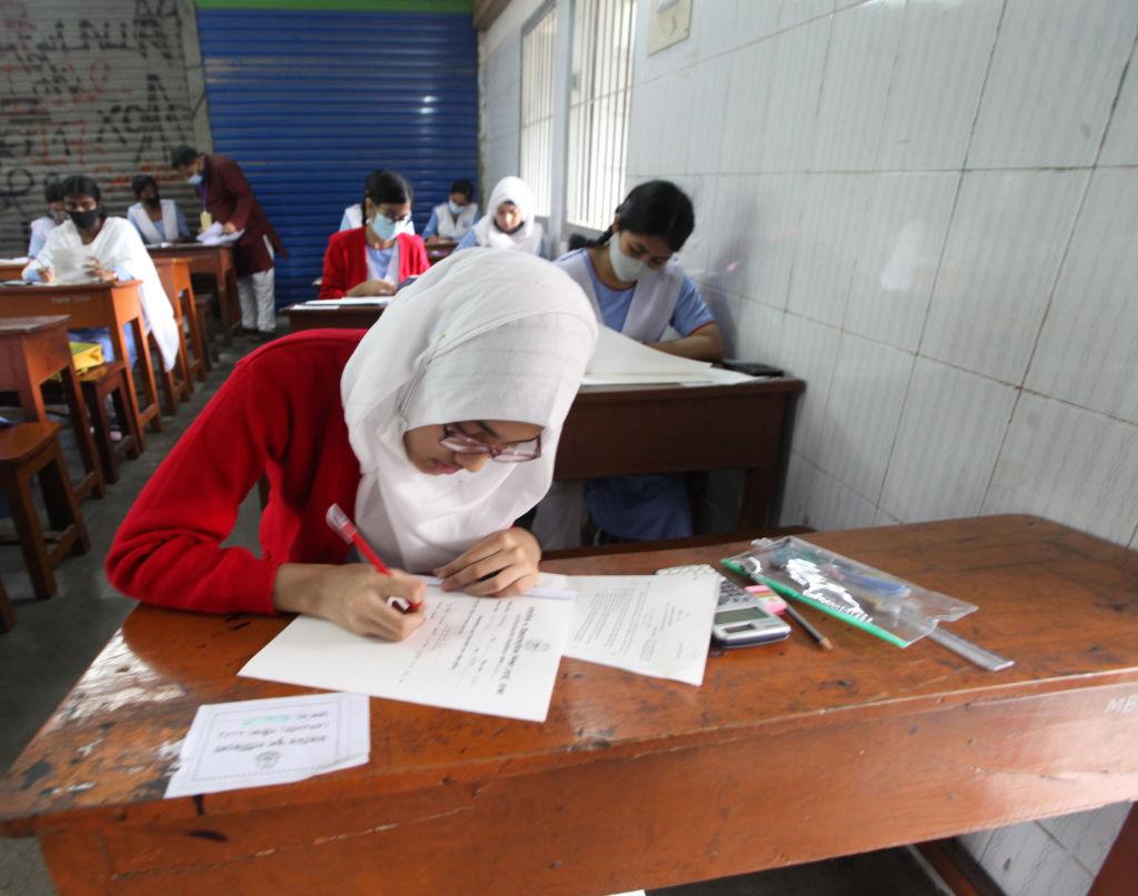 কোভিডের জন্য ২০ মাস বন্ধ থাকার পর, প্রথম ঢাকায় এসএসসি পরীক্ষা নেয় হয় ১৪ই নভেম্বর ২০২১ সালে।