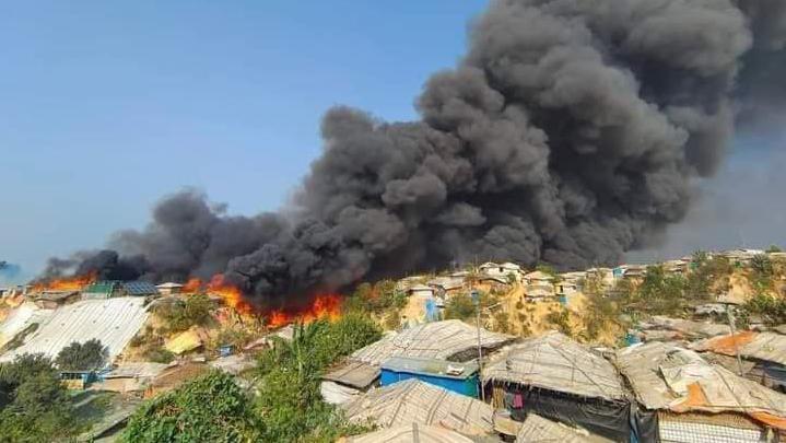 রোহিঙ্গা ক্যাম্পে আগুন দুই হাজারের বেশি ঘরবাড়ি ও দোকানপাট পুড়ে গেছে রোহিঙ্গা ক্যাম্পে আগুন দুই হাজারের বেশি ঘরবাড়ি ও দোকানপাট পুড়ে গেছে
