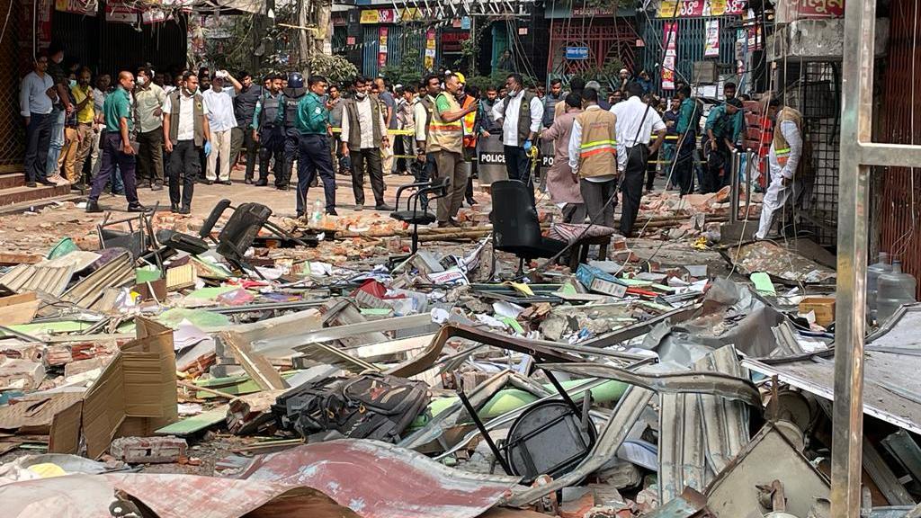 বিস্ফোরণ স্থলের পাশের রাস্তায় ভবন থেকে ইট সুরকি ছড়িয়ে ছিটিয়ে থাকতে দেখা গিয়েছে। বিস্ফোরণ স্থলের পাশের রাস্তায় ভবন থেকে ইট সুরকি ছড়িয়ে ছিটিয়ে থাকতে দেখা গিয়েছে।