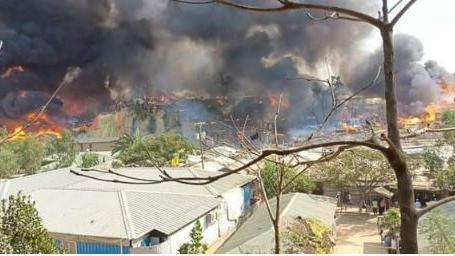রবিবার বেলা পৌনে তিনটার দিকে আগুন লাগে। রবিবার বেলা পৌনে তিনটার দিকে আগুন লাগে।