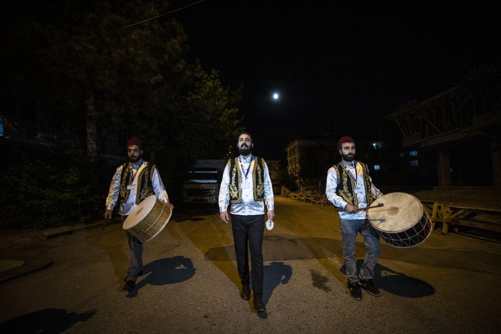 তুরস্কে ‘দাভুল’ বাজিয়ে সেহরিতে জাগিয়ে তোলা হয় তুরস্কে ‘দাভুল’ বাজিয়ে সেহরিতে জাগিয়ে তোলা হয়