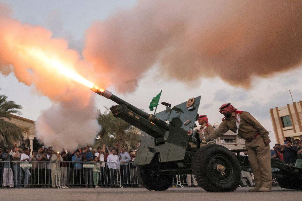 সংযুক্ত আরব আমিরাতেও সেহরি ও ইফতারে কামানের তোপধ্বনি দেয়া হয় সংযুক্ত আরব আমিরাতেও সেহরি ও ইফতারে কামানের তোপধ্বনি দেয়া হয়