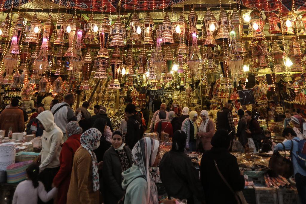 স্বতন্ত্র নকশা এবং বিচিত্র কারুকার্যের জন্য পরিচিত লণ্ঠন মিশরীয় রমজানের প্রতীক হয়ে উঠেছে স্বতন্ত্র নকশা এবং বিচিত্র কারুকার্যের জন্য পরিচিত লণ্ঠন মিশরীয় রমজানের প্রতীক হয়ে উঠেছে