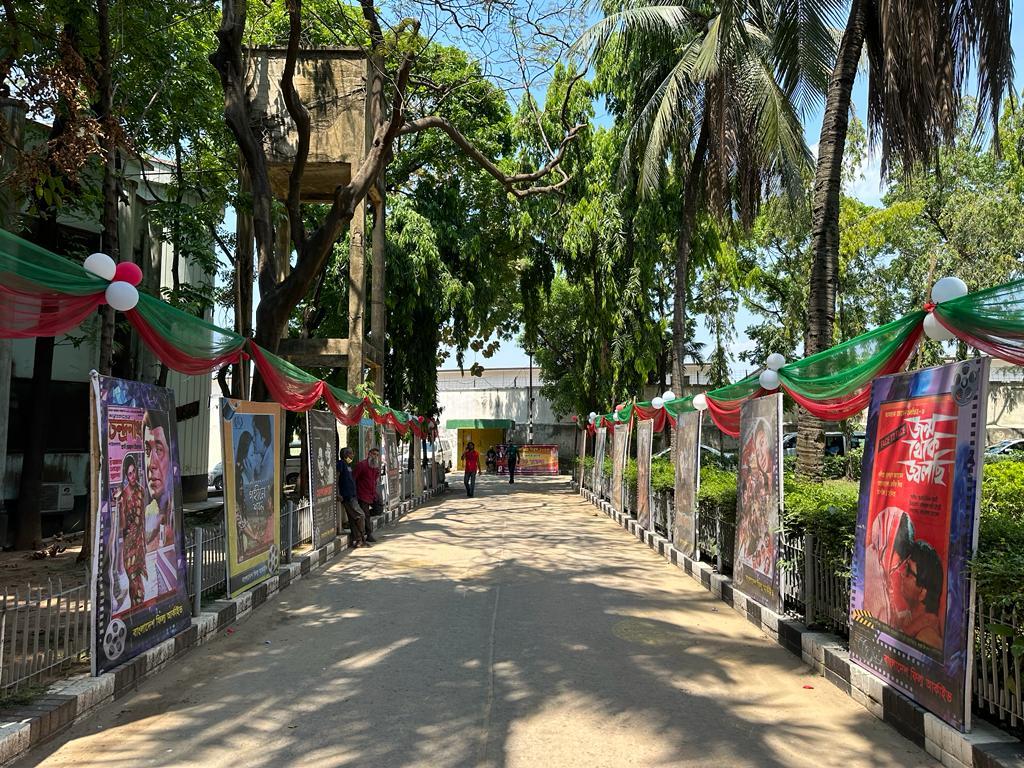 এফডিসিতে আগের মতো সেই জৌলুসপূর্ণ পরিবেশ এখন আর দেখা যায় না এফডিসিতে আগের মতো সেই জৌলুসপূর্ণ পরিবেশ এখন আর দেখা যায় না