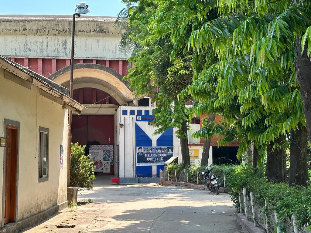 পুরো এফডিসি জুড়ে একপ্রকার অলস আর নীরব পরিবেশ রয়েছে। কারণ এখানে এখন পরিচালক বা শিল্পীদের খুব একটা আনাগোনা হয় না। পুরো এফডিসি জুড়ে একপ্রকার অলস আর নীরব পরিবেশ রয়েছে। কারণ এখানে এখন পরিচালক বা শিল্পীদের খুব একটা আনাগোনা হয় না।