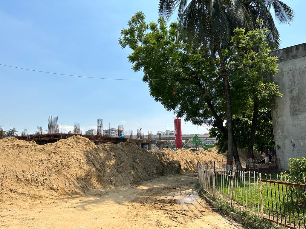 এফডিসির বড় একটি অংশ ভেঙ্গে বহুতল ভবন নির্মাণের কাজ চলছে, যেখানে চলচ্চিত্র নির্মাণে সব ব্যবস্থা থাকবে বলে কর্তৃপক্ষ দাবি করছে। এফডিসির বড় একটি অংশ ভেঙ্গে বহুতল ভবন নির্মাণের কাজ চলছে, যেখানে চলচ্চিত্র নির্মাণে সব ব্যবস্থা থাকবে বলে কর্তৃপক্ষ দাবি করছে।