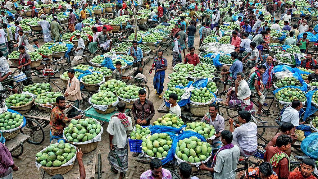 চাঁপাইনবাবগঞ্জের একটি আমের বাজার