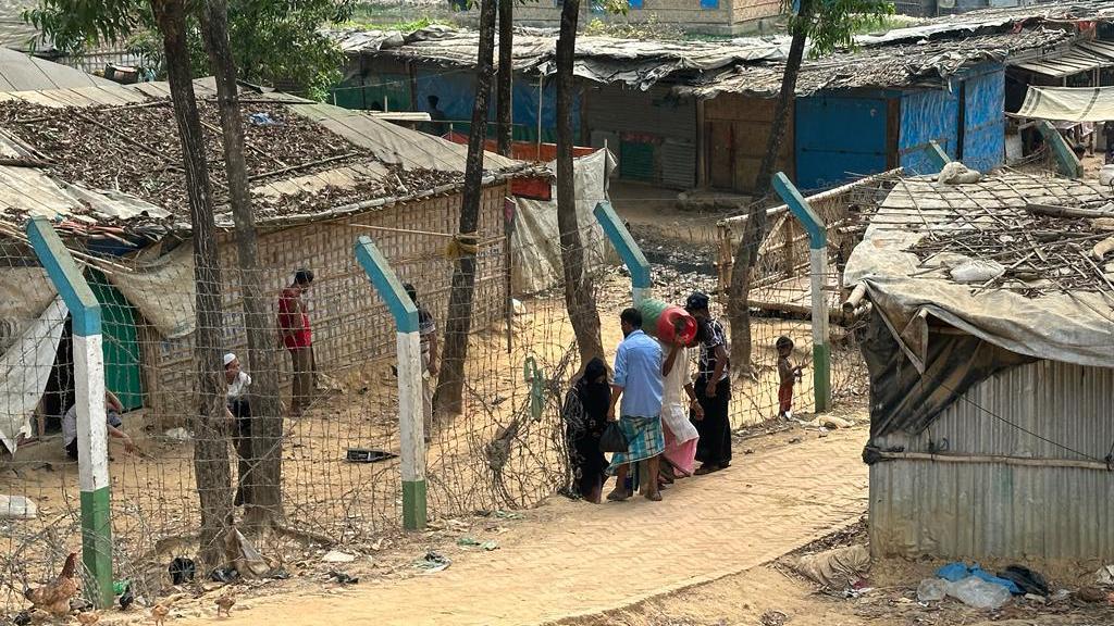 রোহিঙ্গা ক্যাম্পগুলো ঘিরে কাঁটাতারের বেড়া থাকলেও সেগুলো কেটে অবাধে চলাফেরা করে রোহিঙ্গারা রোহিঙ্গা ক্যাম্পগুলো ঘিরে কাঁটাতারের বেড়া থাকলেও সেগুলো কেটে অবাধে চলাফেরা করে রোহিঙ্গারা