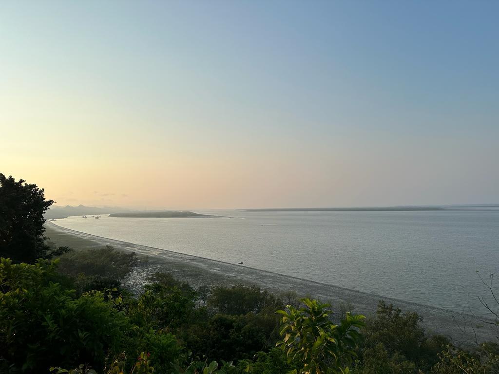 বাংলাদেশ ও মিয়ানমারের মধ্যে বিস্তৃত নাফ নদী দিয়ে মাদক বাণিজ্য করে বিভিন্ন রোহিঙ্গা সশস্ত্র গোষ্ঠী ও স্থানীয় অপরাধীরা বাংলাদেশ ও মিয়ানমারের মধ্যে বিস্তৃত নাফ নদী দিয়ে মাদক বাণিজ্য করে বিভিন্ন রোহিঙ্গা সশস্ত্র গোষ্ঠী ও স্থানীয় অপরাধীরা