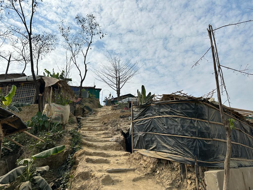 পাহাড়ি ছোট ছোট টিলায় রোহিঙ্গা বসতি তৈরি হয়েছে, যেখানে সার্বক্ষণিক নজরদারি করা আইনশৃঙ্খলা বাহিনীর জন্য চ্যালেঞ্জের পাহাড়ি ছোট ছোট টিলায় রোহিঙ্গা বসতি তৈরি হয়েছে, যেখানে সার্বক্ষণিক নজরদারি করা আইনশৃঙ্খলা বাহিনীর জন্য চ্যালেঞ্জের