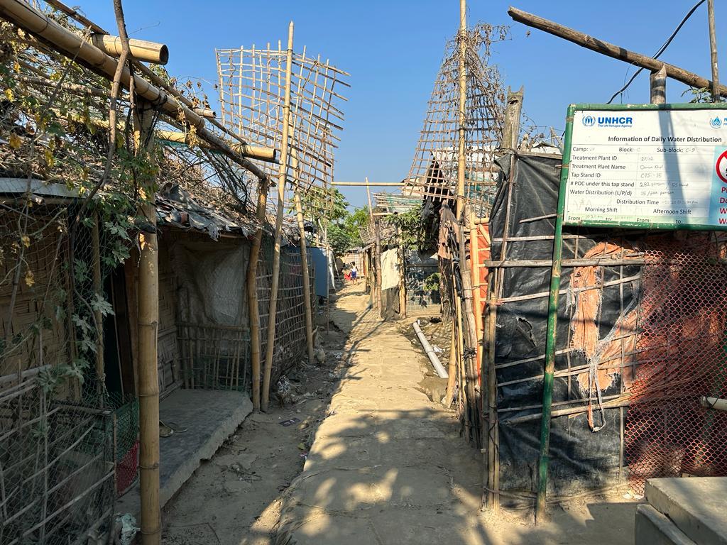 টেকনাফের একটি রোহিঙ্গা ক্যাম্পের ভেতরে পায়ে চলার সরু পথ টেকনাফের একটি রোহিঙ্গা ক্যাম্পের ভেতরে পায়ে চলার সরু পথ