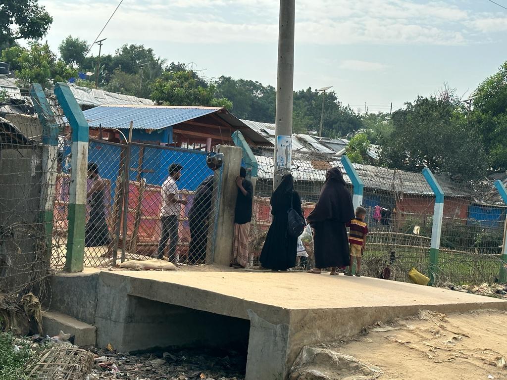 কুতুপালং রোহিঙ্গা ক্যাম্পের একটি প্রধান সড়ক আটকে দেয়া হলেও তাতে রোহিঙ্গাদের যাতায়াত বন্ধ হয়নি কুতুপালং রোহিঙ্গা ক্যাম্পের একটি প্রধান সড়ক আটকে দেয়া হলেও তাতে রোহিঙ্গাদের যাতায়াত বন্ধ হয়নি