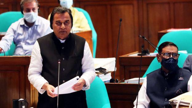 বাজেট উপস্থাপন করছেন অর্থমন্ত্রী আ হ ম মুস্তফা কামাল।